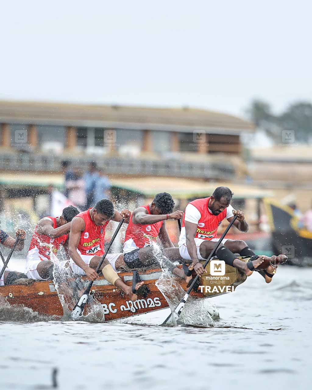 The Nadubhagam Chundan crew mid-stroke on race day